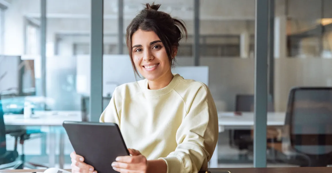 Colaboradora estudando com tablet no escritório